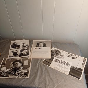 Puede incluir: Una colección de fotografías y materiales impresos en blanco y negro. Las imágenes incluyen un retrato de una mujer con el logotipo de CBS, escenas de golf y un niño en un aula. Una impresión tiene el texto "APN ILLUSTRATIONS".