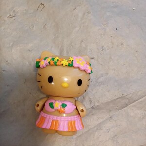 Op de afbeelding: Een handgemaakte houten serveerschaal met een natuurlijke afwerking. De schaal heeft een rechthoekige vorm met afgeronde hoeken en opstaande randen. Het is ontworpen met twee handvatten voor gemakkelijk dragen. De houtnerf is zichtbaar.