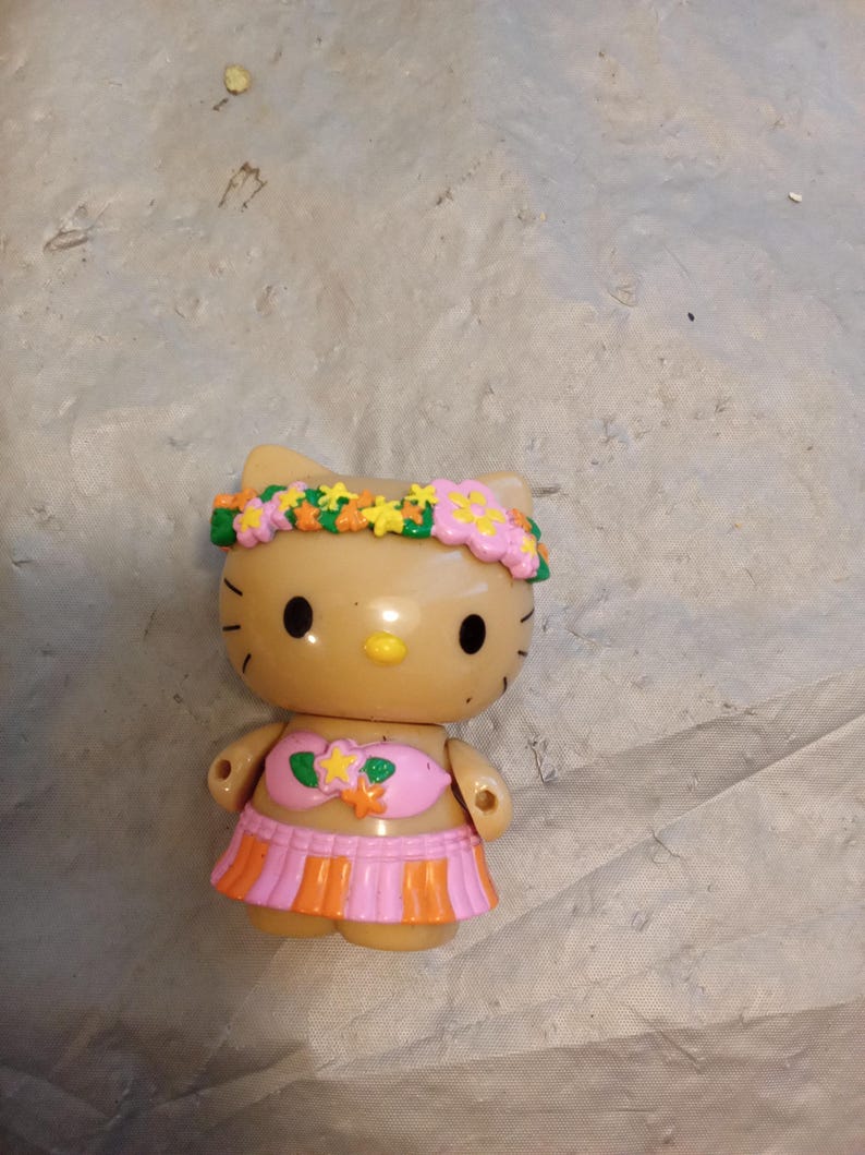 Op de afbeelding: Een handgemaakte houten serveerschaal met een natuurlijke afwerking. De schaal heeft een rechthoekige vorm met afgeronde hoeken en opstaande randen. Het is ontworpen met twee handvatten voor gemakkelijk dragen. De houtnerf is zichtbaar.