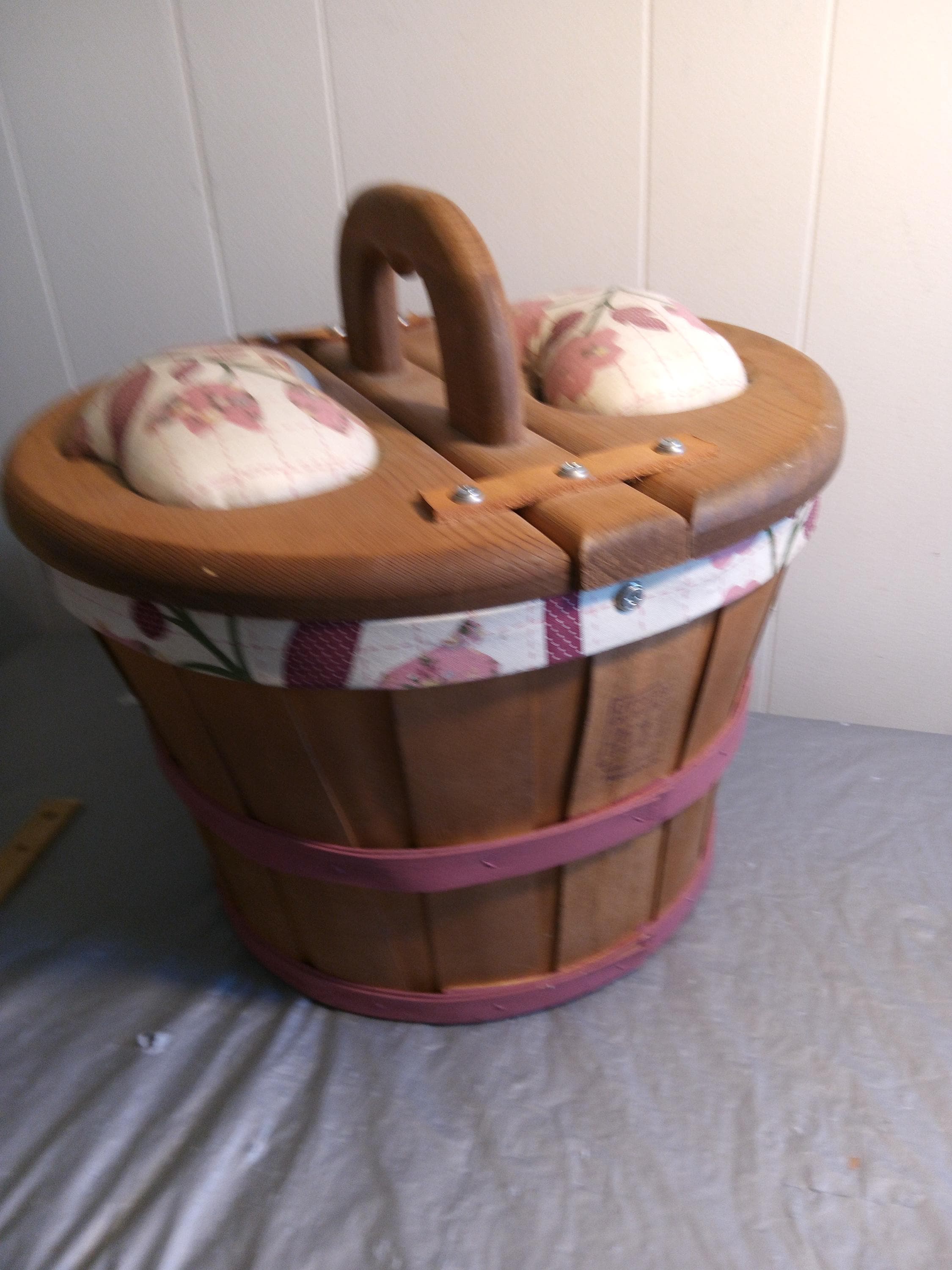 あるるになりました❤️カントリー丸型布バスケット大きめ 蓋付き大型カントリーバスケット、布張り、ふくらんだハート - Etsy 日本