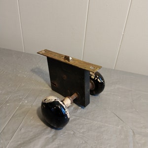 Herrajes de puerta de hierro fundido antiguos, cerradura de puerta de borde vertical con pomos de puerta
