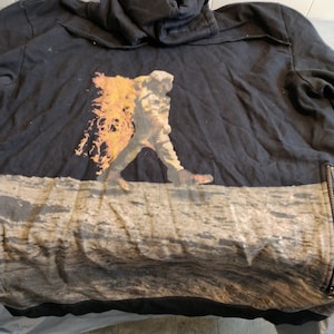 Löwe Kartell Astronaut mit Flammen Hoodie