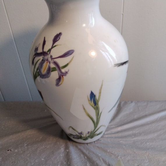 フランクリン ポーセリン The Meadowland Bird Vase A Franklin 'Meadowland Bird' porcelain vase designed by
