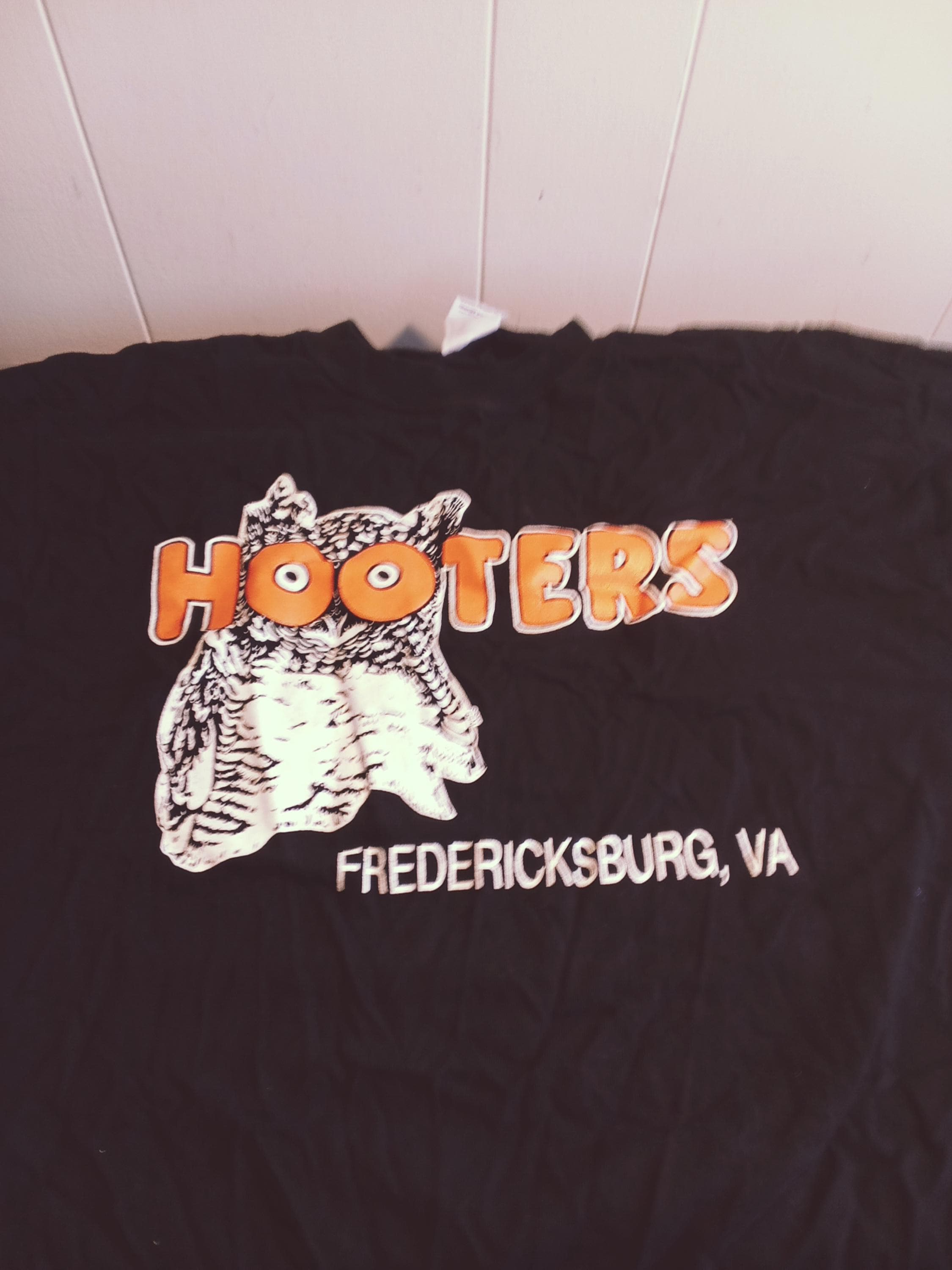 Hooters T Shirt L, Delightfully Tacky yet Unrefined