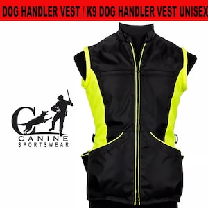 Könnte beinhalten: Schwarze und gelbe Hundetrainerweste mit Reißverschluss und mehreren Taschen. Die Weste hat einen reflektierenden gelben Streifen an den Seiten. Die Weste ist mit "Canine Sportswear" gekennzeichnet.
