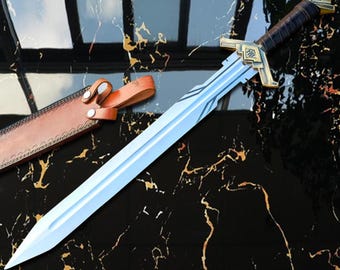 Puede incluir: Una espada decorativa con una hoja azul claro y detalles dorados en la empuñadura. El mango está envuelto en material negro. Se ve una funda de cuero marrón. La espada mide aproximadamente 76 cm de largo.