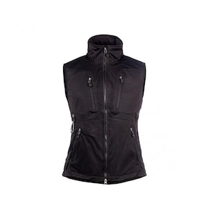 Op de afbeelding: Zwarte vest met een hoge kraag en meerdere zakken met ritssluiting. Het vest heeft een ritssluiting over de hele lengte en een licht gewatteerde uitstraling. Mouwloos ontwerp voor buitenactiviteiten.