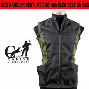 Może przedstawiać: Czarna i zielona kamizelka bez rękawów z zamkiem błyskawicznym i wieloma kieszeniami. Kamizelka ma logo Canine Sportswear po lewej stronie.