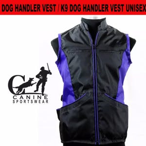 Könnte beinhalten: Schwarze und lilafarbene ärmellose Weste mit Reißverschluss und mehreren Taschen. Die Weste hat einen hohen Kragen und ist mit "Canine Sportswear" beschriftet.