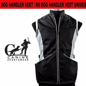 Peut inclure: Gilet de dresseur de chien noir et gris avec fermeture éclair et plusieurs poches. Le gilet a des accents réfléchissants et le texte "CANINE SPORTSWEAR" est imprimé sur le devant.