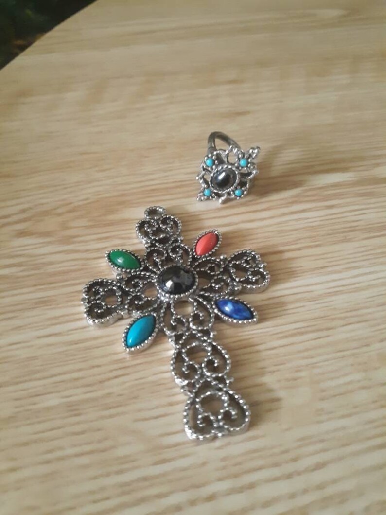 AVON Cross Pendant Necklace Cabachon Stones Silvertone 1970s