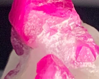 Spécimen de cristal de rubis naturel exquis - Pierres précieuses brutes pour collectionneurs et guérisseurs - Pièce d'exposition minérale unique