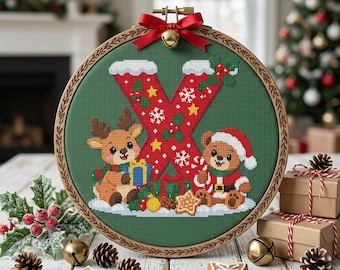 Patrón de punto de cruz con monograma navideño: Oso de peluche, acebo y copos de nieve para bordado navideño (PDF)