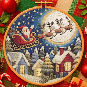 Può includere: Un telaio per punto croce con una scena natalizia. Babbo Natale sulla sua slitta trainata dalle renne vola in un cielo notturno stellato sopra case e alberi innevati. Il telaio è ambientato su uno sfondo a quadri rosso e verde festivo.