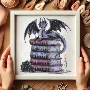 Patrón de punto de cruz de dragón negro místico sobre libros encantados / Bordado de fantasía oscura / Punto de cruz gótico, dragón mágico de Halloween DIY