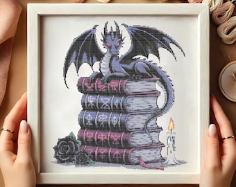 Dragon noir mystique sur des livres enchantés, motif point de croix | Broderie Dark Fantasy | Point de croix gothique, dragon magique d'Halloween bricolage