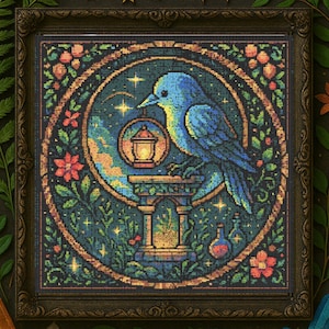 Può includere: Un'opera d'arte incorniciata in stile mosaico con un uccello blu posato su un piedistallo decorativo, che tiene una lanterna. L'uccello è ambientato su un cielo notturno stellato, circondato da elementi floreali e botanici verdi, rossi e oro.