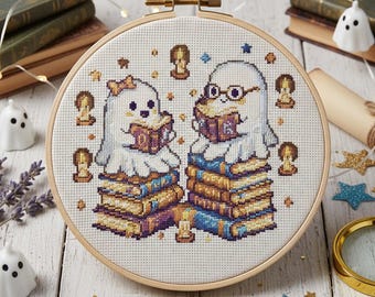 Fantasmi che leggono su pile di libri: schema per punto croce: ricamo di Halloween carino e spettrale in formato PDF con candele