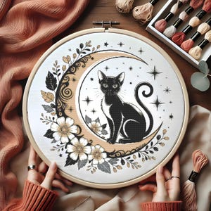 Maanverlichte zwarte kat kruissteekpatroon, gotische heksenkruissteek, wassende maan en bloemdessin, mystiek esthetische kruissteekkaart