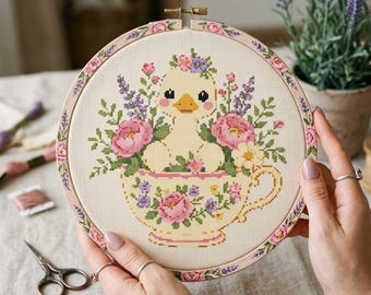 Patrón de punto de cruz de pato en taza de té: Bordado primaveral floral estilo cottagecore en PDF