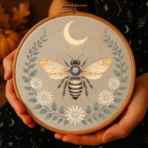 Gouden bij en maansikkel kruissteekpatroon maan bij fantasie borduurwerk tuin bloemen gotisch kruissteekpatroon pdf voor beginners