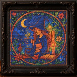 Puede incluir: Una obra de arte enmarcada, estilo vidriera, representa a una bruja con sombrero y vestido azul, sosteniendo un gato y una taza de té. La obra presenta una luna creciente, estrellas, flores y velas, con una paleta de colores cálidos de azul, naranja y amarillo.