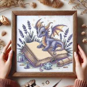 Patrón de punto de cruz de dragón lavanda bebé con libro mágico, bordado de fantasía encantada, dragón de libro, criatura mítica de bricolaje para punto de cruz