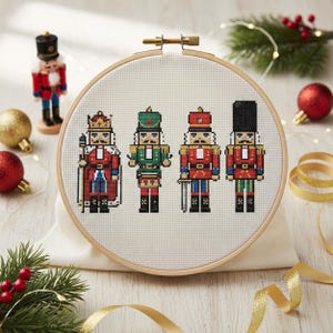 Klassiskt korsstygnsmönster med nötknäpparkvartett: Julbroderi i PDF-format med figurerna kung, trummis, soldat och hög hatt
