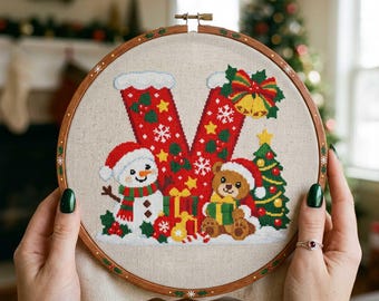 Patrón de punto de cruz con monograma navideño en forma de V: Bordado de iniciales festivas con osito de peluche, campanas y acebo (PDF)