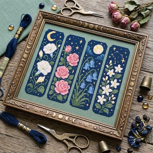 Peut inclure: Une broderie au point de croix encadrée présentant quatre panneaux verticaux sur un fond vert sauge. Chaque panneau représente des motifs floraux sur un ciel nocturne bleu foncé, incluant des gloires du matin blanches, des roses roses, des campanules bleues et des fleurs blanches en forme d'étoile.