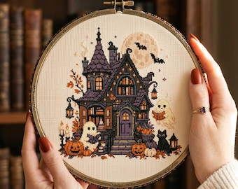 Wzór haftu krzyżykowego "Nawiedzona Księgarnia": Haft "Dynia-Duch na Halloween" w formacie PDF