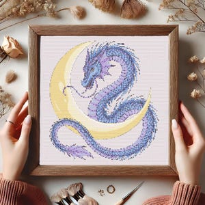 Schema punto croce drago celeste e luna crescente, disegno ricamo fantasy, ricamo lunare mistico, punto croce drago mitologico
