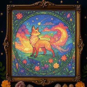 Könnte beinhalten: Kreuzstich-Kunstwerk eines Fuchses, der auf einem grünen Hügel steht, goldgerahmt. Der Fuchs ist orange und rot, mit einem langen, fließenden Schwanz. Der Hintergrund zeigt einen Sonnenuntergang, Wolken, Sterne und Blumen. Das Kunstwerk ist von einem grünen Blumenrand umgeben.