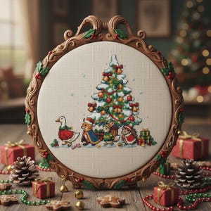 Op de afbeelding: Een kruissteekborduurwerk met een versierde kerstboom en bosdieren. De borduurwerk is geplaatst in een decoratieve houten lijst met hulstaccenten. Cadeaus, dennenappels en peperkoek omringen het frame op een houten oppervlak.
