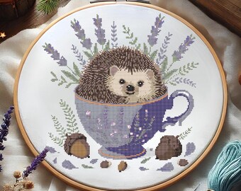ティーカップに入ったラベンダー色のハリネズミのクロスステッチ パターン、かわいい動物の刺繍、心地よいコテージコアの花柄クロスステッチ、ラベンダー色のハリネズミの刺繍