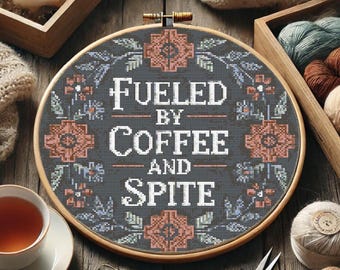 Alimenté par le café et le motif de point de croix, broderie de typographie florale vintage, citation de couture sarcastique, cadeau drôle de point de croix