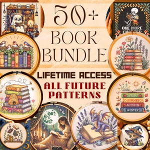 Op de afbeelding: Een verzameling kruissteekpatronen met verschillende boekthema's. De afbeelding bevat de tekst "50+ BOOK BUNDLE" en "LIFETIME ACCESS ALL FUTURE PATTERNS". De ontwerpen omvatten een lezend skelet, vogels op boeken en een draak.