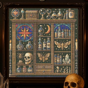 Puede incluir: Un bordado enmarcado que representa un armario lleno de botellas de pociones, libros, una calavera y una polilla. El armario tiene un diseño de vidriera con una rosa de los vientos y una luna creciente. La paleta de colores incluye verdes, azules y dorados.