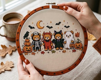 Teddybär-Halloween-Kreuzstichmuster: Kostümierte Bären, Kürbisse, Fledermäuse – Stickvorlage (PDF)