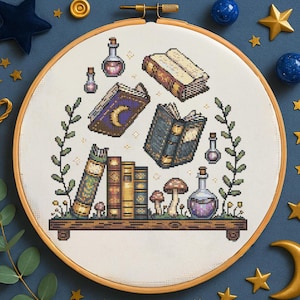 Puede incluir: Bordado de punto de cruz en un aro de madera que representa una estantería con libros, botellas de pociones y setas. Los libros tienen cubiertas doradas, azules y marrones. Las pociones están en botellas de vidrio transparente con líquido morado.