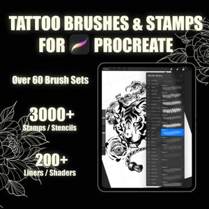 Pode incluir: Recursos de arte digital para Procreate, incluindo pincéis e carimbos de tatuagem. A imagem mostra um tablet com um design de tatuagem e uma biblioteca de pincéis. O texto destaca mais de 60 conjuntos de pincéis, 3000+ carimbos/estênceis e 200+ liners/sombreadores.