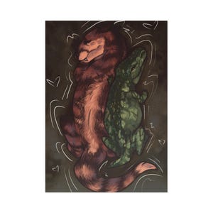 Puede incluir: Ilustración de dos criaturas fantásticas, una marrón y peluda, la otra verde y escamosa, tumbadas juntas. La criatura marrón tiene una cola rayada. Líneas blancas y corazones rodean a las criaturas sobre un fondo oscuro.