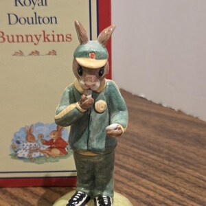 Royal Doulton Porslinsfigur 2002 'Stoppur Kaninerna, Årets Kaninerna' (DB253)