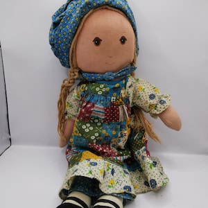 VTG 70s Knickerbocker Holly Hobbie Rag Doll Patchwork Dress Bonnet 16"