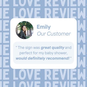 以下が含まれることがあります： 「WE LOVE REVIEWS」という言葉が繰り返される水色の背景。白いボックスには顧客の写真と引用文が含まれています。「The sign was great quality and perfect for my baby shower, would definitely recommend!」