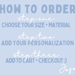 以下が含まれることがあります： 水色の背景に「HOW TO ORDER」と書かれた白い文字。サイズと素材の選択、パーソナライズの追加、カートへの追加などの手順が含まれています。下部には署名「Jojo」があります。