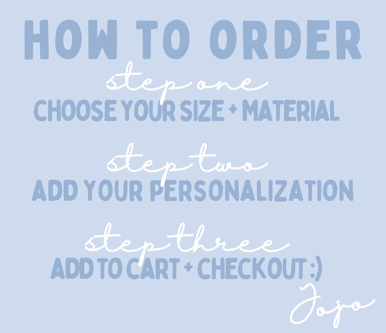 以下が含まれることがあります： 水色の背景に「HOW TO ORDER」と書かれた白い文字。サイズと素材の選択、パーソナライズの追加、カートへの追加などの手順が含まれています。下部には署名「Jojo」があります。