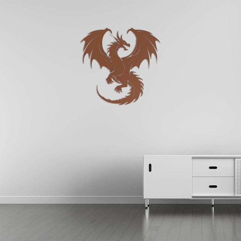 Pu&ograve; includere: Un'opera d'arte da parete a forma di drago in metallo marrone con ali spiegate e coda arricciata. Il drago &egrave; montato su una parete bianca sopra un mobile bianco. Oggetto decorativo.