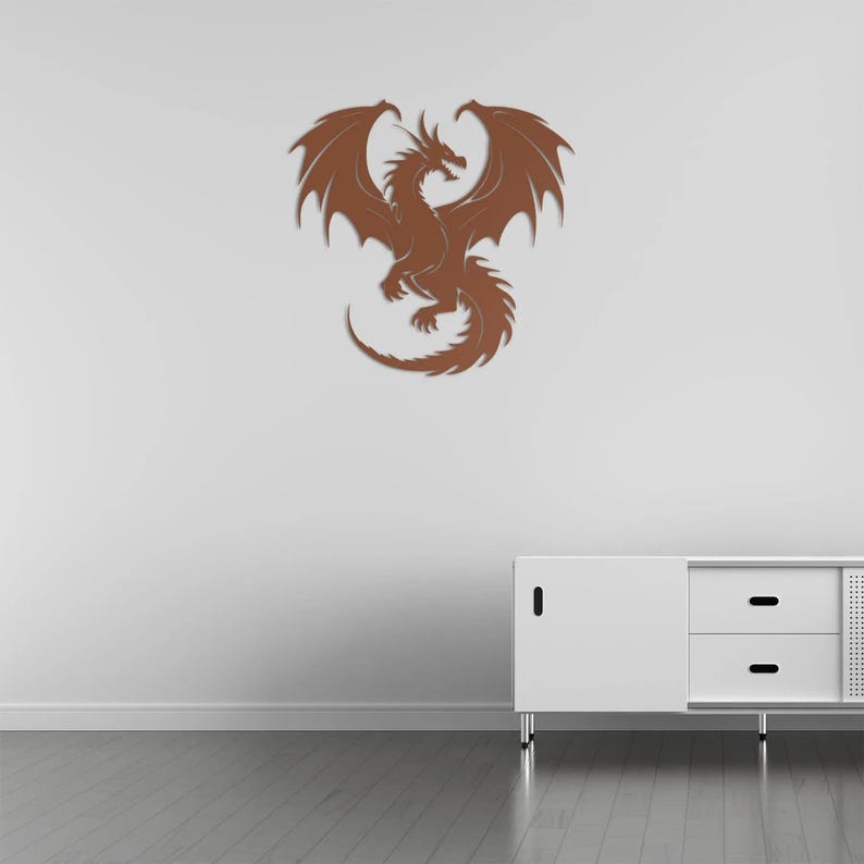 Pu&ograve; includere: Un'opera d'arte da parete a forma di drago in metallo marrone con ali spiegate e coda arricciata. Il drago &egrave; montato su una parete bianca sopra un mobile bianco con due cassetti. Il design del drago &egrave; dettagliato.