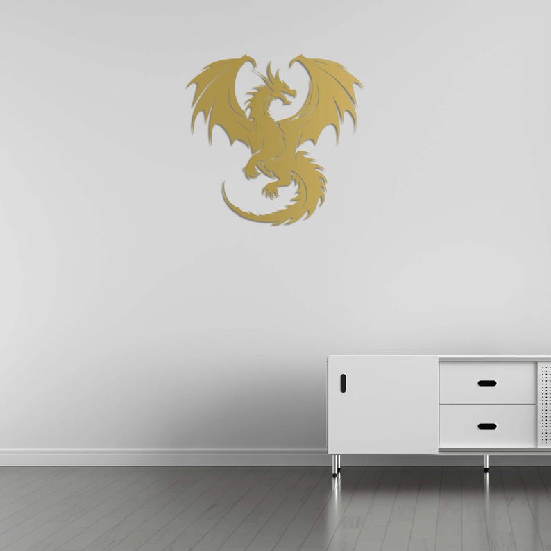 Pu&ograve; includere: Decorazione murale dorata raffigurante un drago con ali spiegate e squame dettagliate. Il drago &egrave; fissato a una parete bianca sopra un mobile bianco. La stanza ha un pavimento in legno.